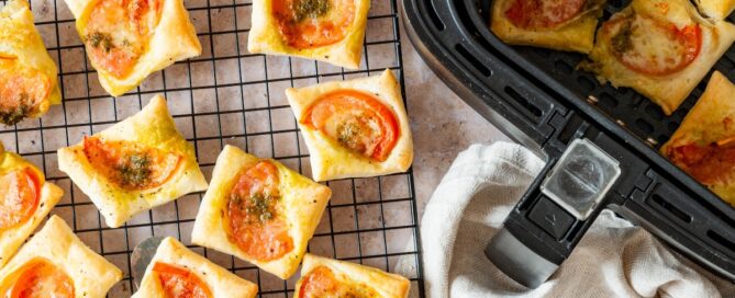 Blätterteigquadrate mit Tomate und Mozzarella aus dem Airfryer.
