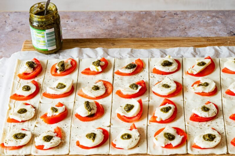 Blätterteigquadrate Tomate-Mozzarella aus dem Airfryer